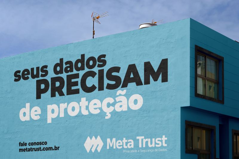 Profissionais da Meta Trust colaborando para proteção de dados